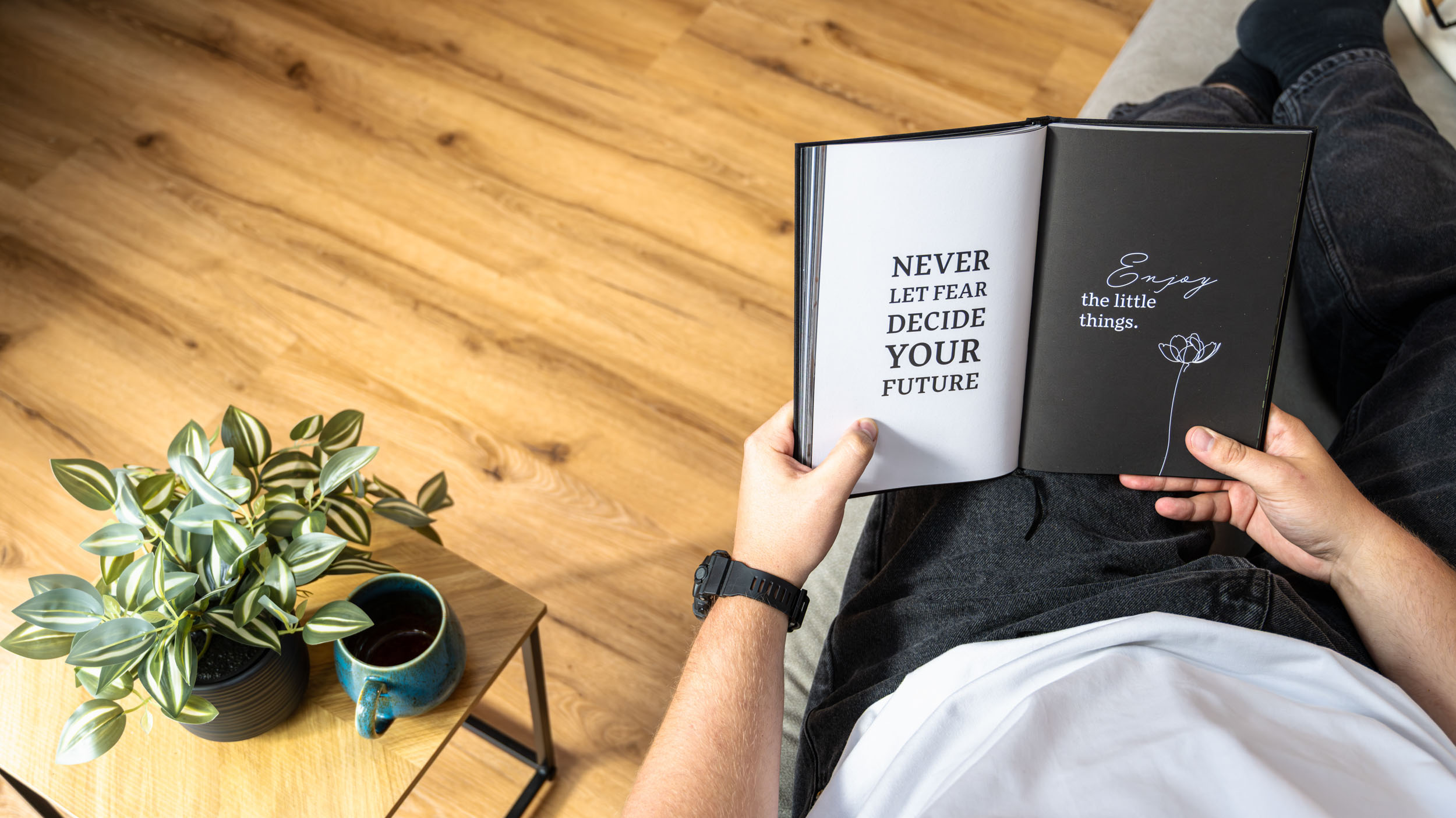 Gemütlich eingerichtetes Schlafzimmer mit hellen Textilien, Holzmöbeln und dekorativen Elementen